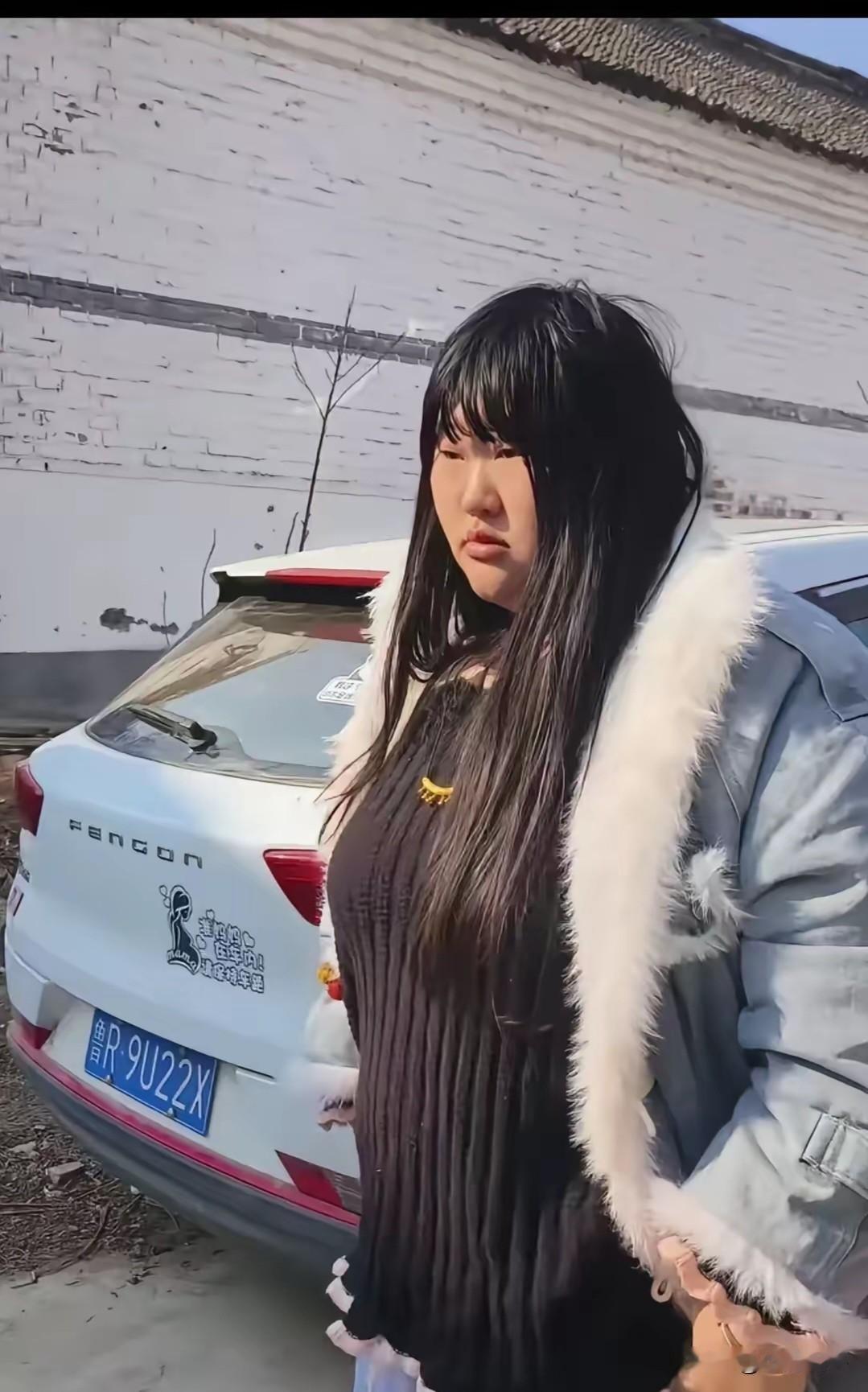 大衣哥女儿女婿初二回娘家，网友直接看笑了！新婚第一年头一回回门，小两口居然