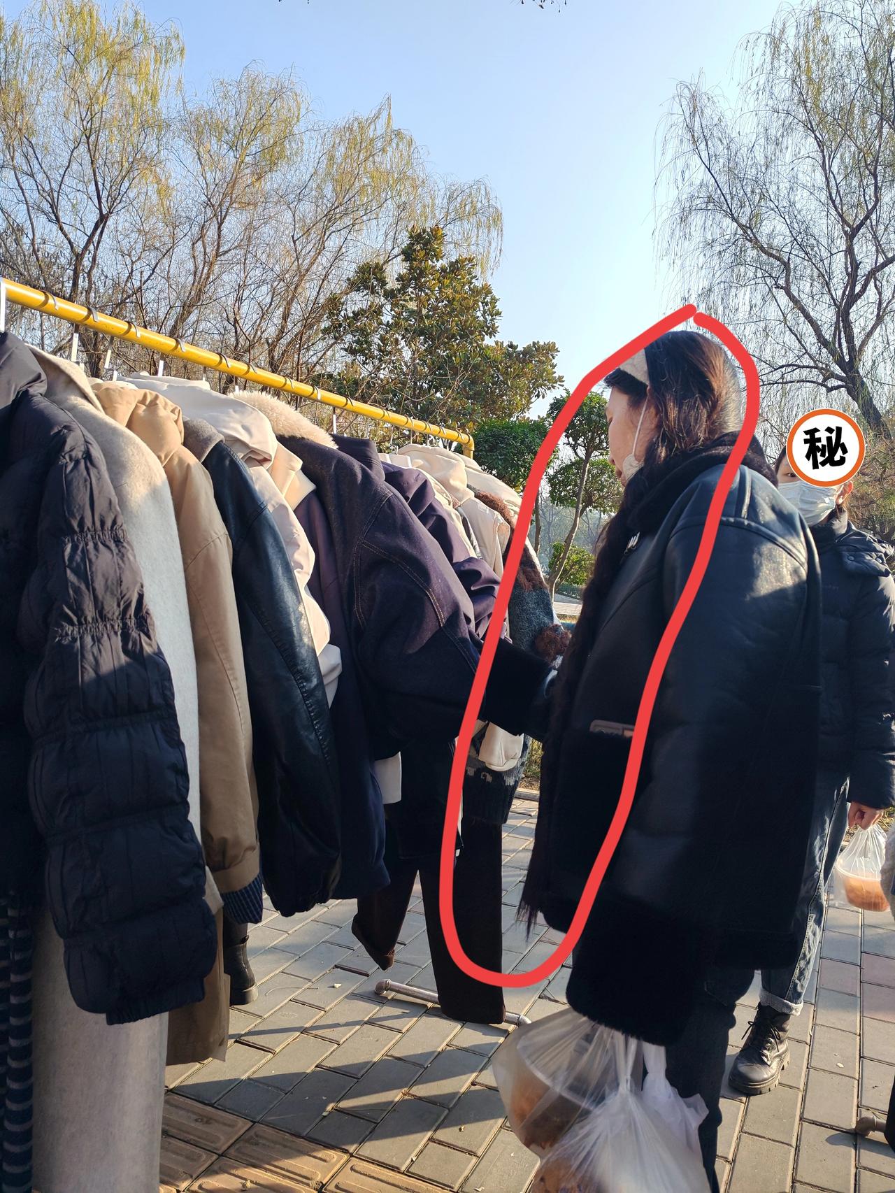 我从未羡慕过家资几千万的人，这个姐们却着实让我流口水了。这是我前几天在西安街头抓