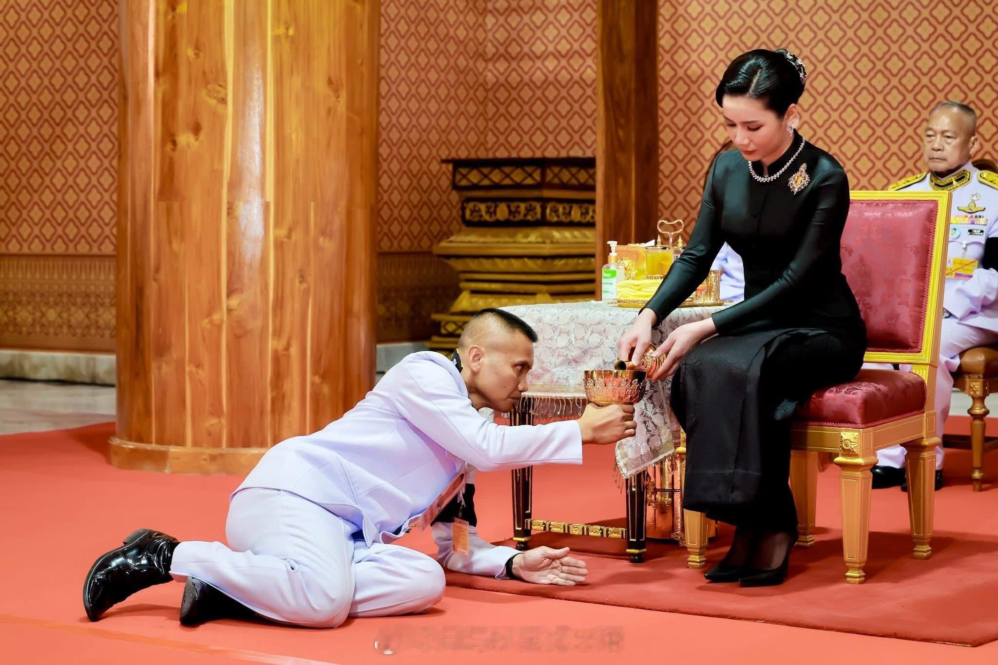 王室王室泰国王室小主2025年11月5日，恰由特拉小主在那空拍侬府送佛