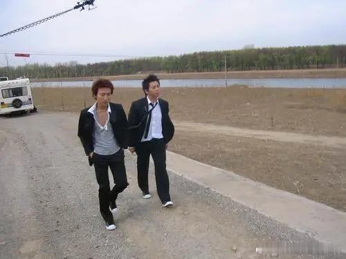 2005年4月，北京，为新专辑拍摄宣传照的羽泉。