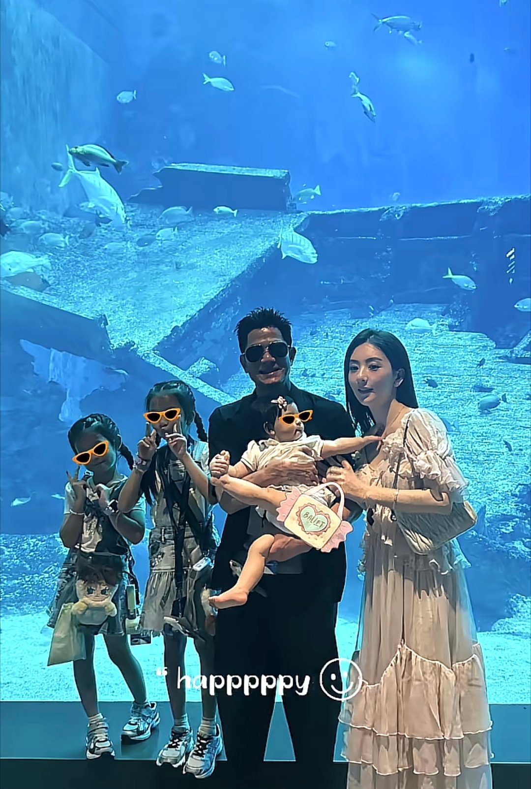 方媛晒小女儿正脸照，小女儿眼睛很大，是个超漂亮的小宝宝。暑假，小孩放假...