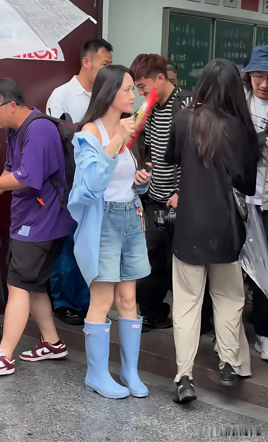 陈乔恩真的人美心更美，在外面拍节目，会暖心的给粉丝签名。陈乔恩是娱乐圈儿很会打