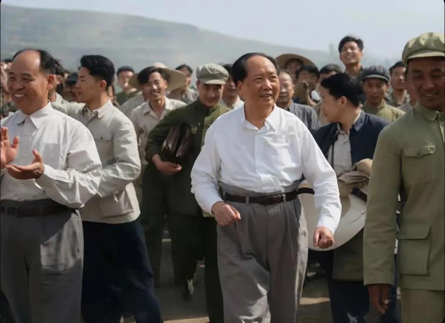 这是毛主席与人民群众一起植树的场景！毛主席所到之处，群众欢欣雀跃！图三后面有
