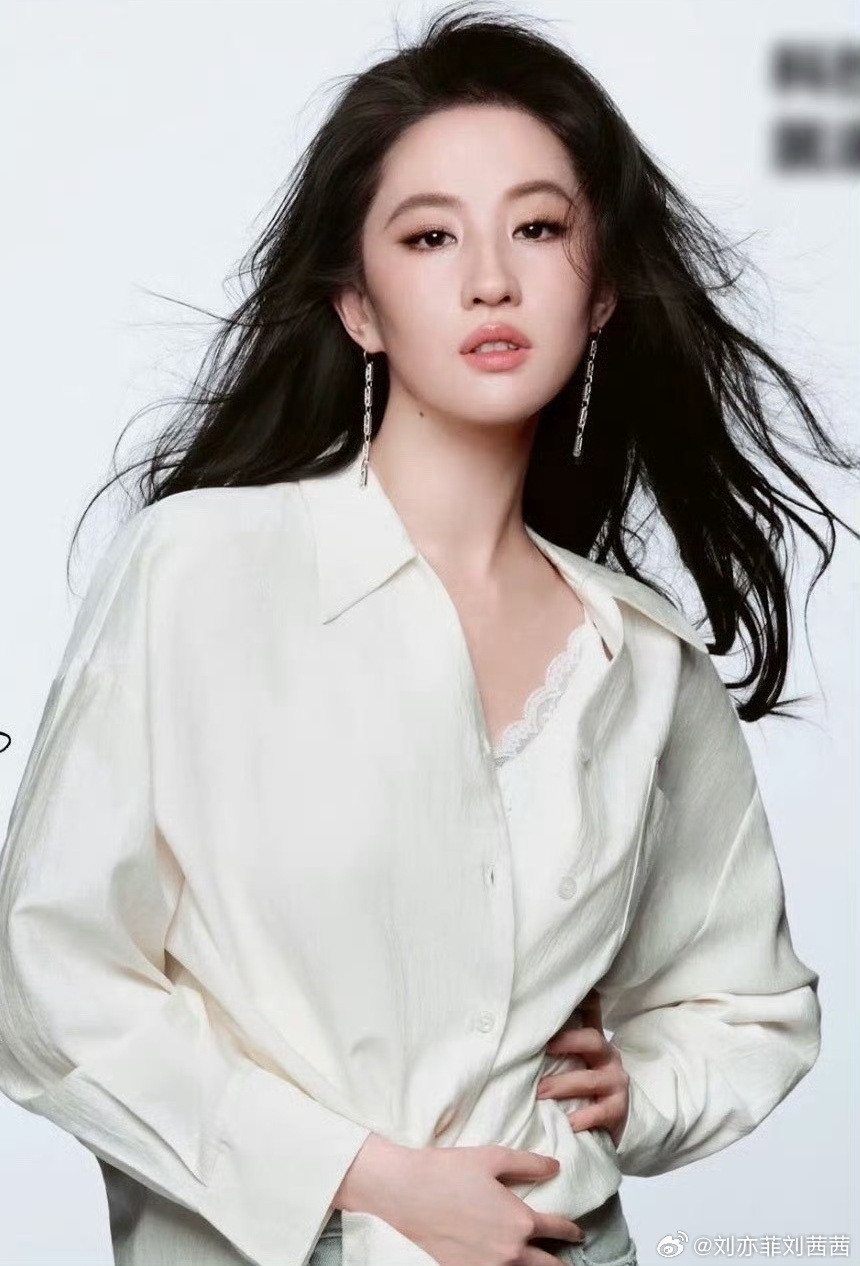 刘亦菲的酷飒干练风，黑色短款西装外套搭配蓝色阔腿牛仔裤，脚踩黑色尖头短靴，再辅以