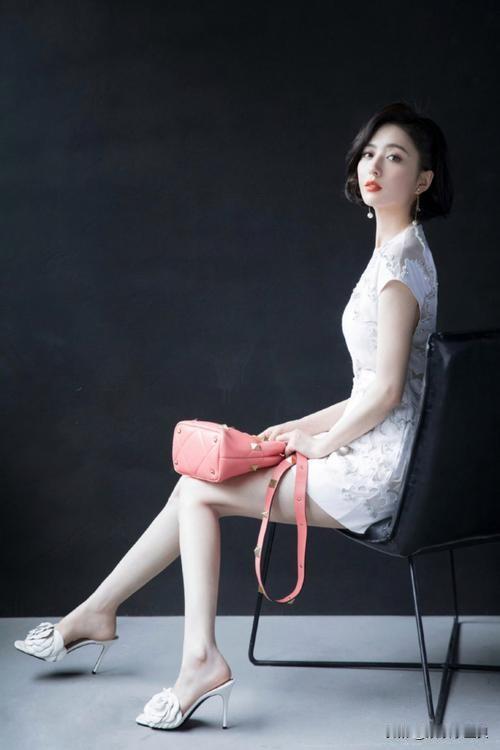 佟丽娅的小脚丫子就像她的人一样美，天花板级别的。