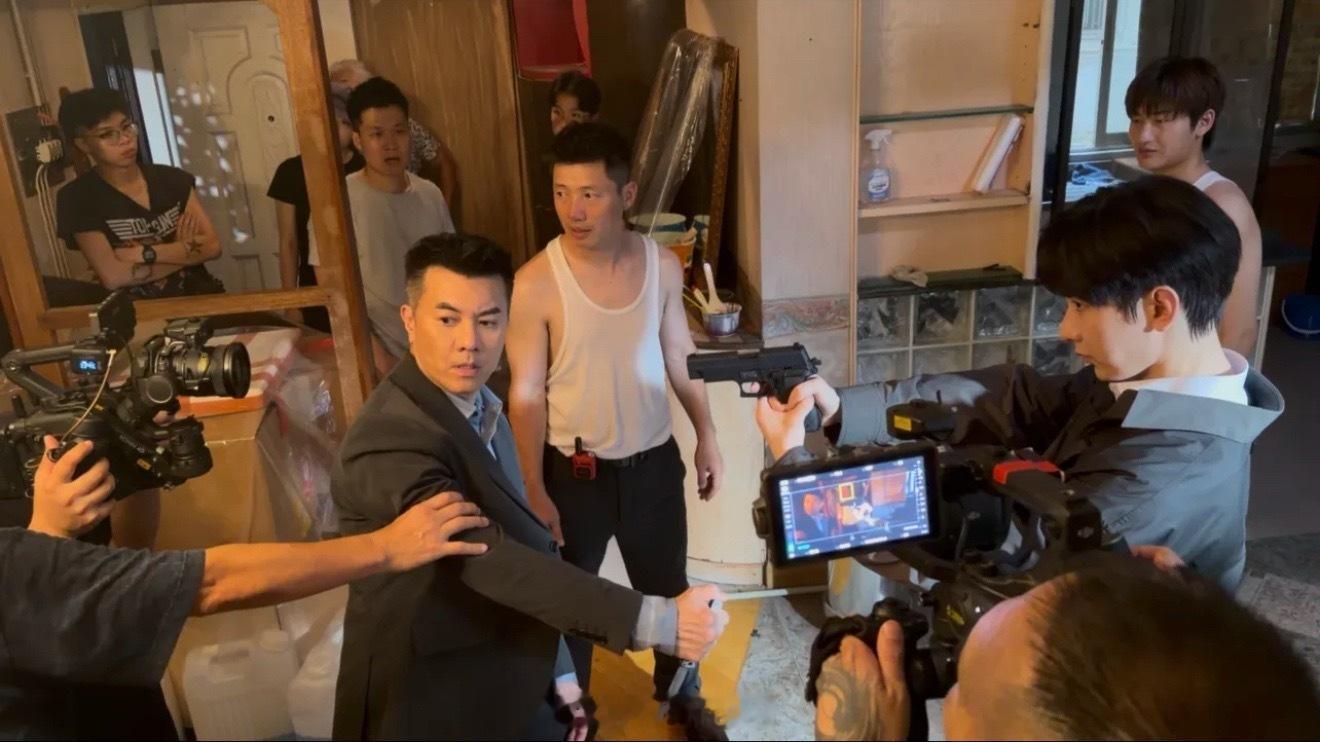 成毅狩谎拍摄花絮照来了！狩谎这部剧真的是大事很妙呀！期待成毅林彦廷啦！梁汉文晒成