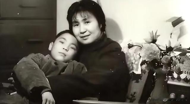 50年代歌唱家呼延生，儿子屠洪刚火遍大江南北，但她却直至离世也不肯原谅。很
