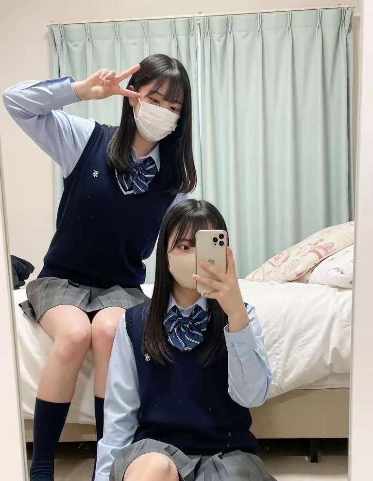“青春洋溢的校园风，姐妹俩的甜蜜自拍”📸💕清纯感自拍校园风照片两姐妹自拍