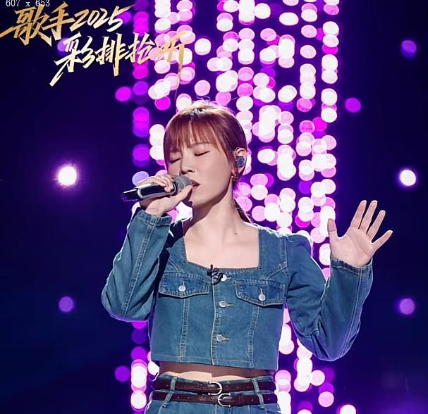 者来女，在《歌手2025》里，估计离淘汰不远了！7月2日，特意去听了李佳薇在《