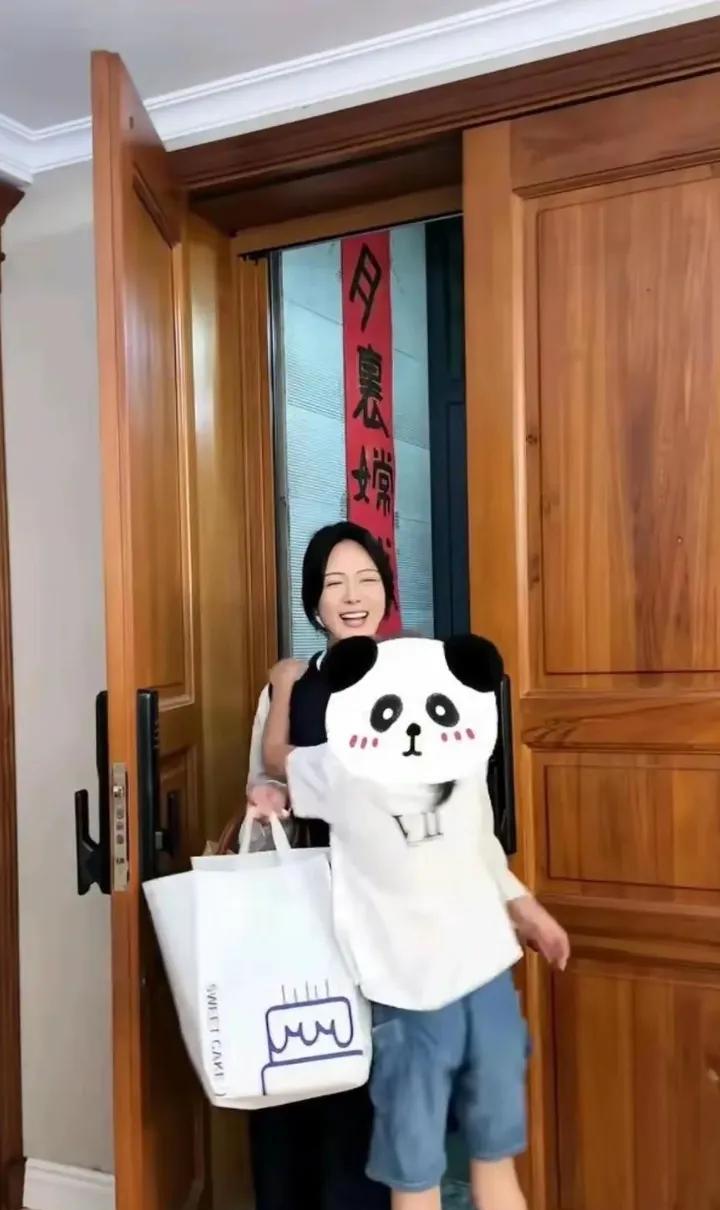 反差！湖南台主持一哥汪涵老婆素颜现身菜市场，4元艾草挂别墅尽显烟火气