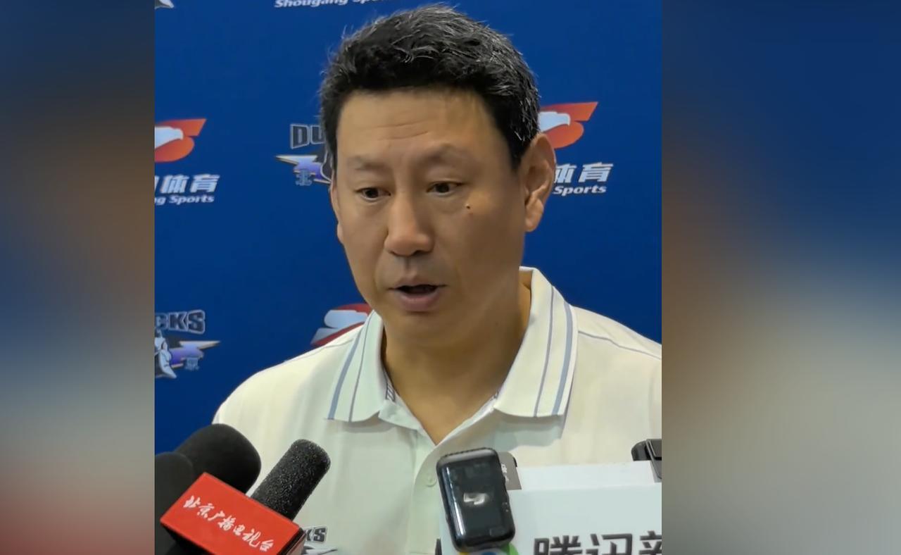 李楠吃下定心丸！据北京体育媒体人证实，陈盈骏续约的事情终于谈拢了，陈盈骏同意