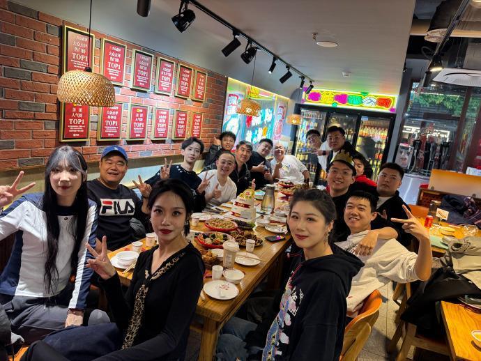 德云社四队的聚餐照被晒！杨鹤灵、吴霄泽小剧场个人专场圆满成功，演出结束后，相声演