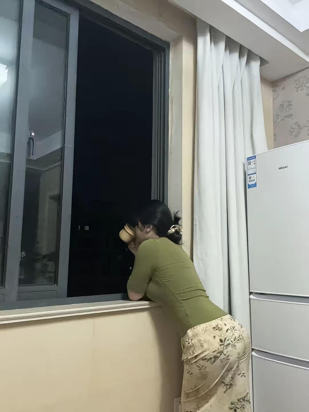 邻居这个女孩过得真的好通透！已经46岁，没有结婚，她说结婚后生孩子怕痛！她这半生