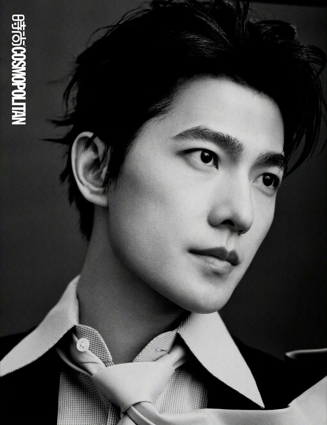 杨洋背头鲨疯了！利落线条配凌厉眉眼，行走的人间画报实锤