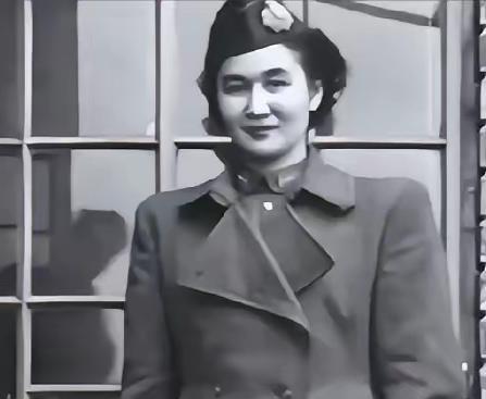 1940年，地下党康乃尔正在茶楼玩牌，一军统美女突然拍了拍他的肩膀，使了个眼色说
