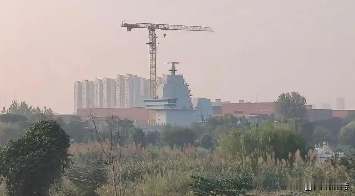 水泥航母的烟囱消失了吗？最近几天不少人转发陆地航母照片，称为定妆照。清一色正