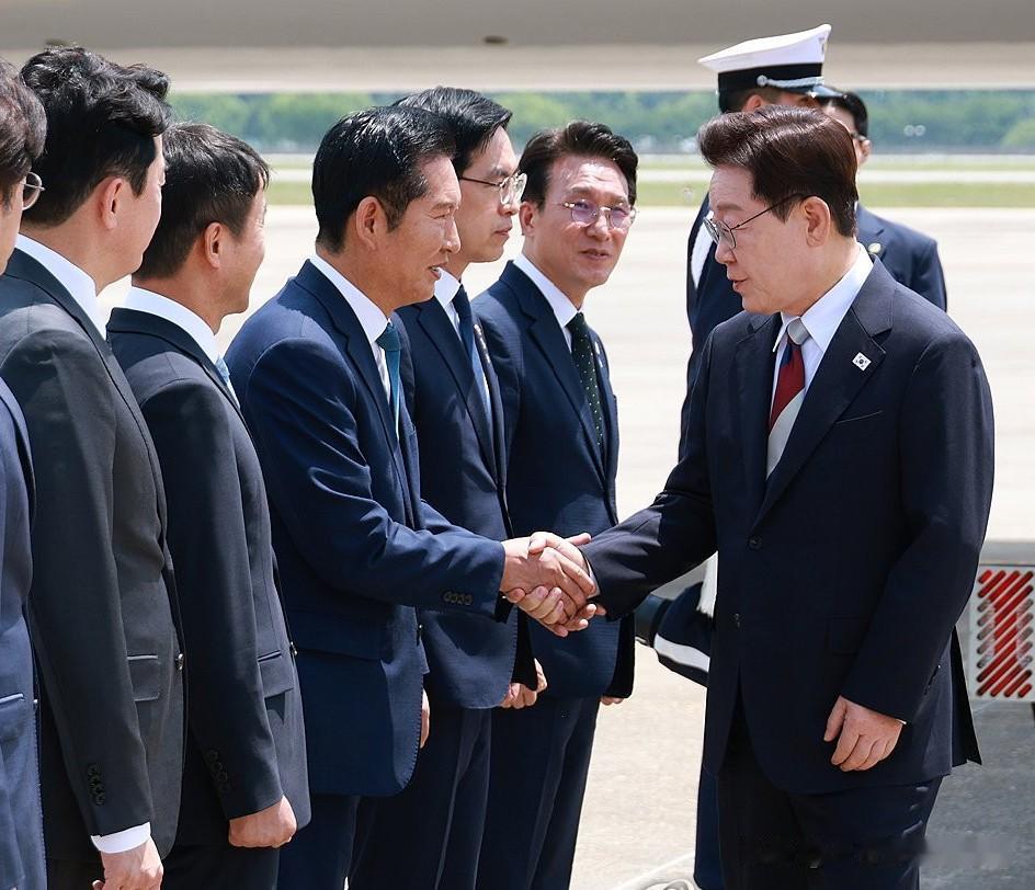 6月18日，韩国总统李在明总统结束长达10天的欧洲行程返韩。国务总理金民锡、共同