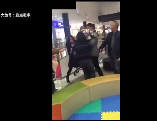 实拍: 熊孩子“玩耍”家长起冲突! 网友评论“没素质”