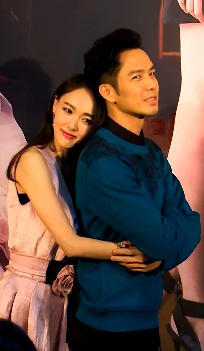 一个是抱得紧的海报。一个是寸步不沾边的合影。别跟我说你没看见那把看不见的尺子