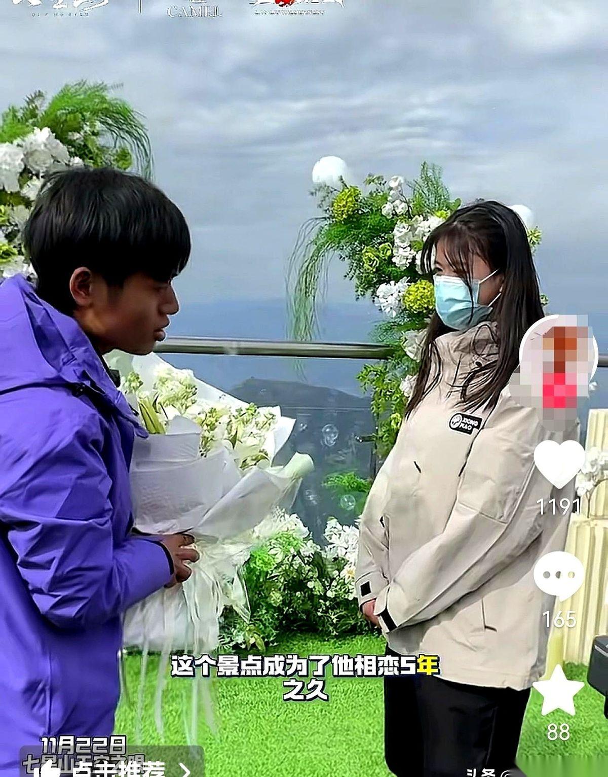 求婚啊，大哥，那可是求婚。全世界都等着看女主角喜极而泣的脸。结果呢，她戴着个