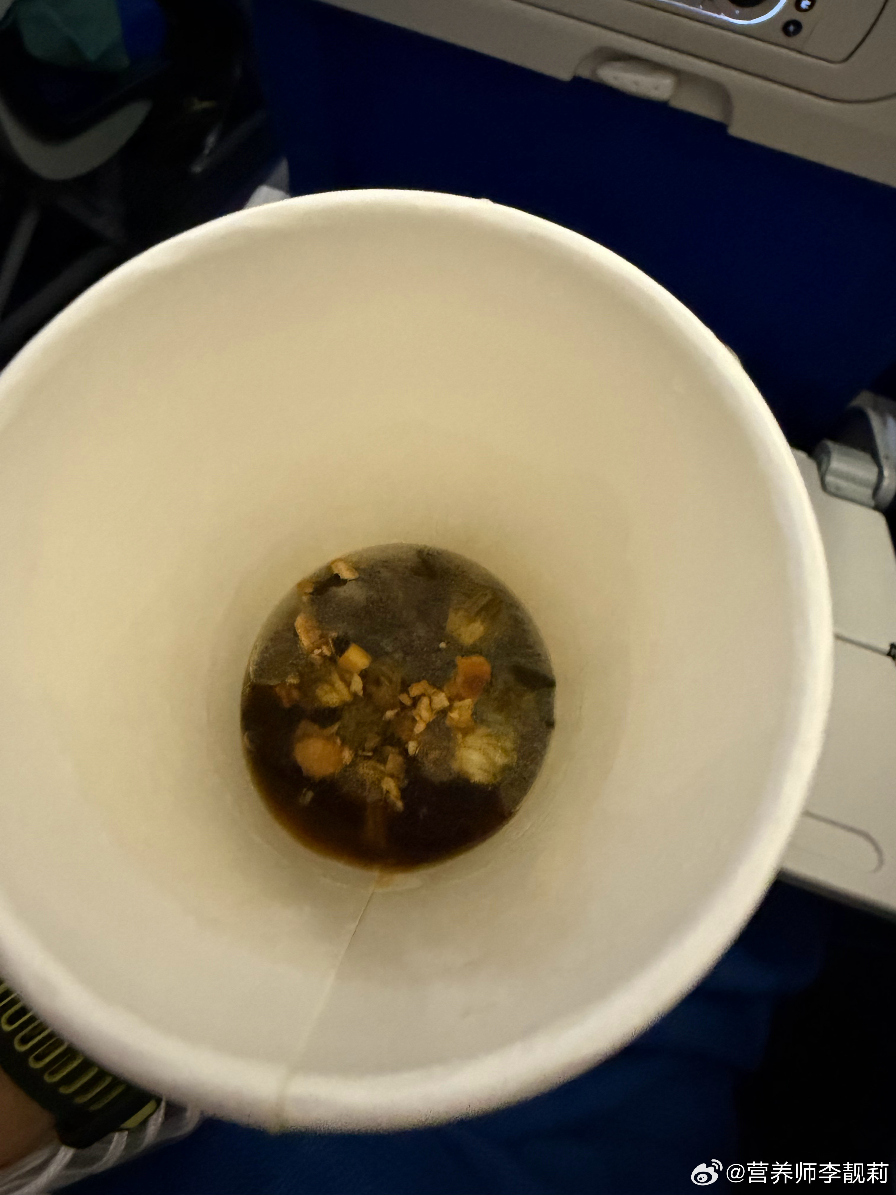 我不会是最后一个喝到这个“东航那杯茶”吧这个设计好棒啊把茶包设计到杯子底部，不影