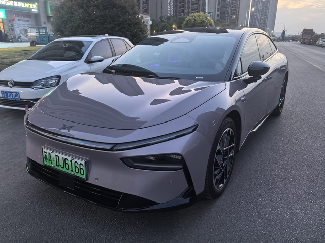 养一辆小鹏P7+要多少钱首先是日常开销，每月充电费150左右，洗车20，小区车