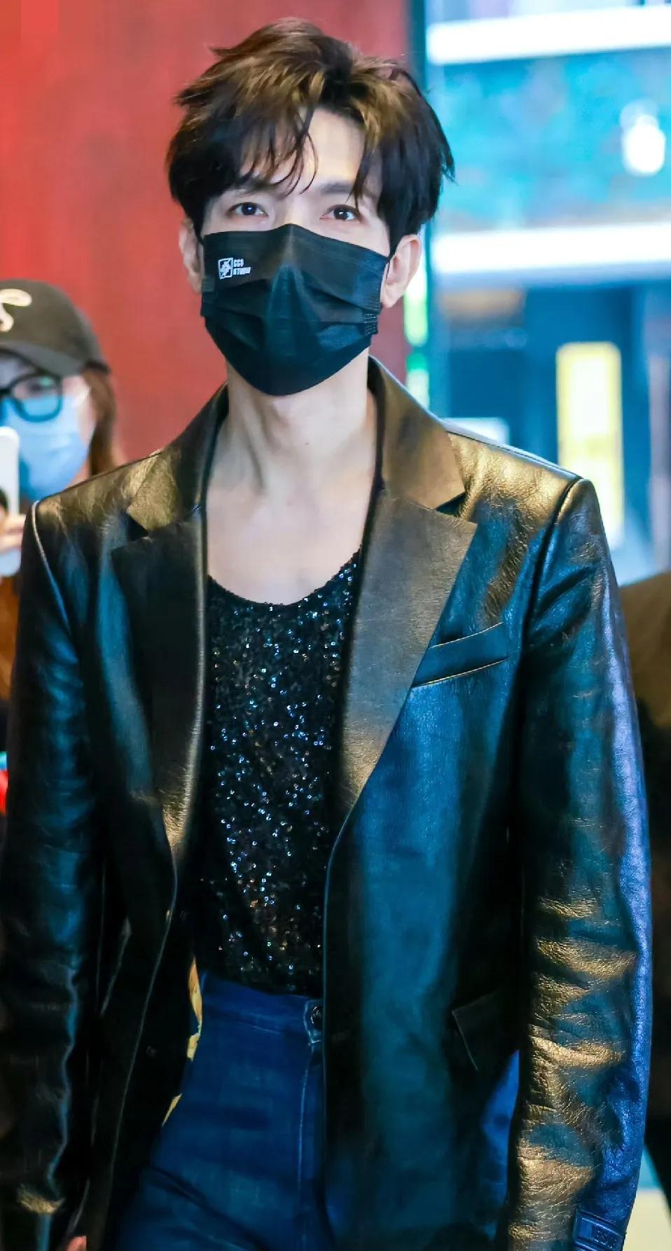 《歌手2025》第四场彩排开始，陈楚生又又又换了一套衣服，这次是皮衣里面搭配布灵