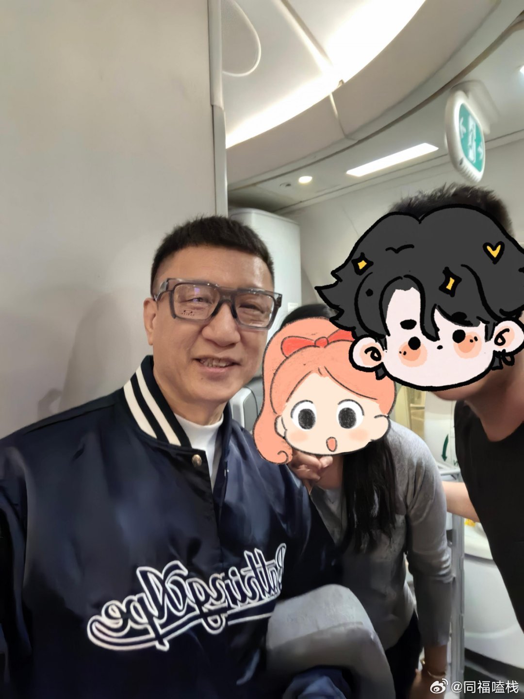 刘宇宁又在飞机上撞头了网友：刘宇宁撞到头的时候，我笑出了声音，大哥个子是真高啊