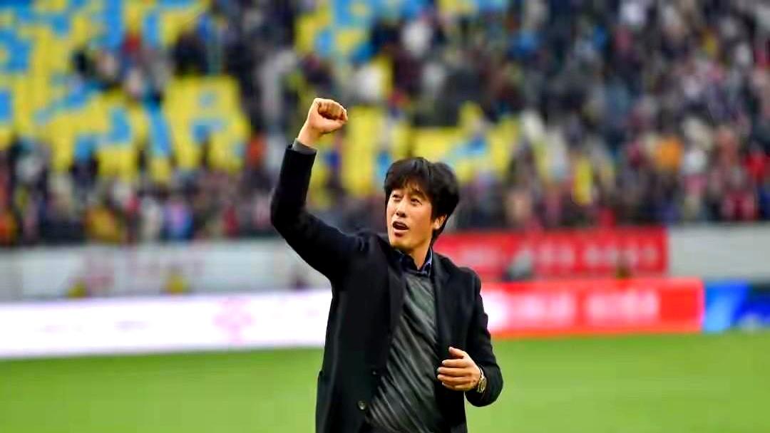 媒体人谈成都蓉城1：1广岛三箭主教练徐正源换人调整！这场比赛徐正源做了换