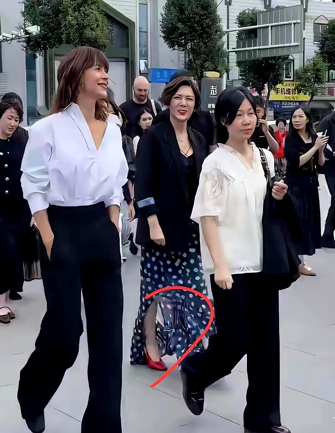 奚美娟站外滩，Chanel的广告牌没打“抗老”，打的是“我还在”。79岁的Jo