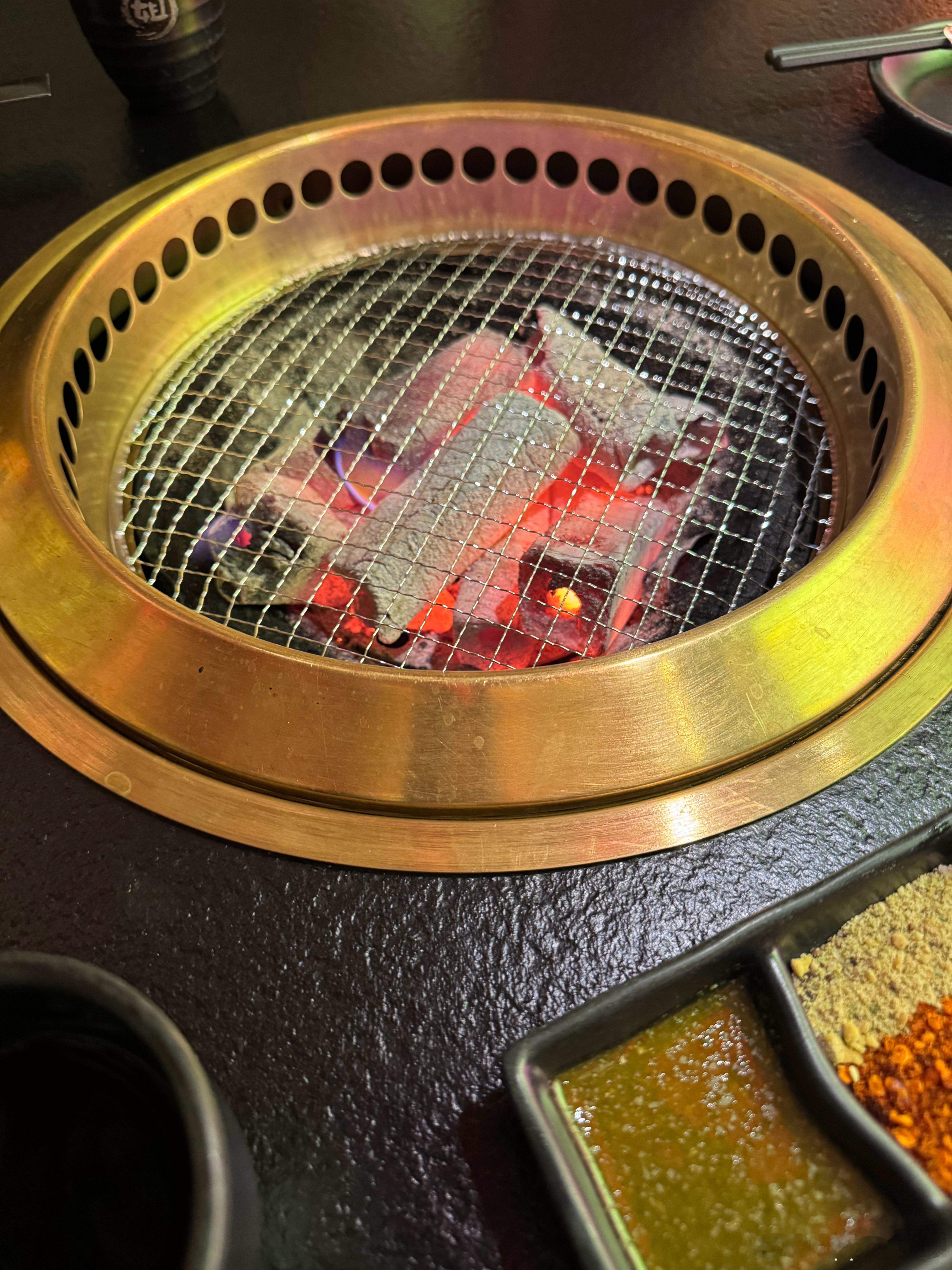 上次吃这家烤肉给我吃缺氧了[微笑]。本来还以为是食物中毒，出了店就缓过来了。​