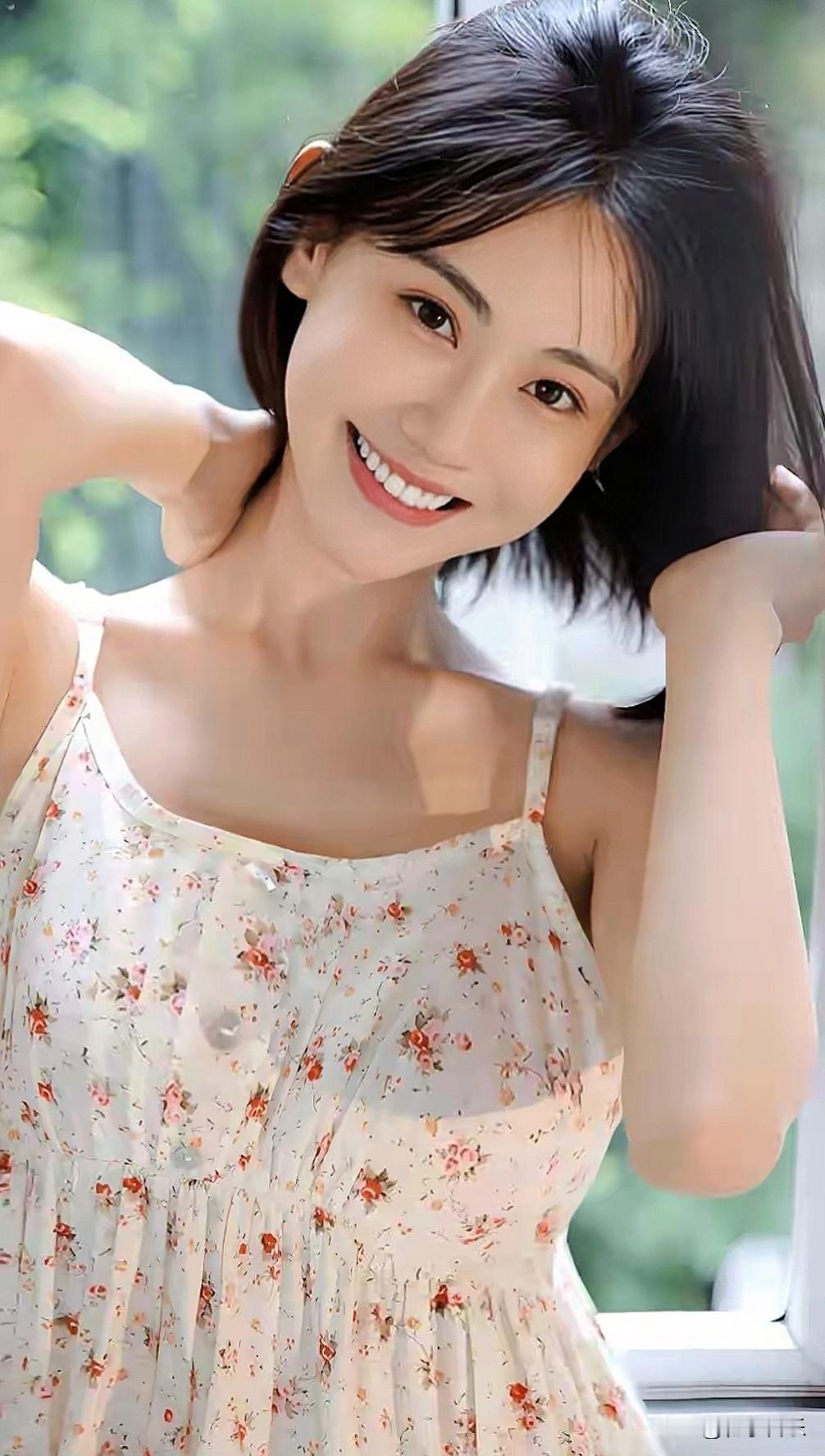 阳光明媚的午后，甜美笑容绽放，花裙飘逸，少女心满满！🌸💖手机随手拍记录美好