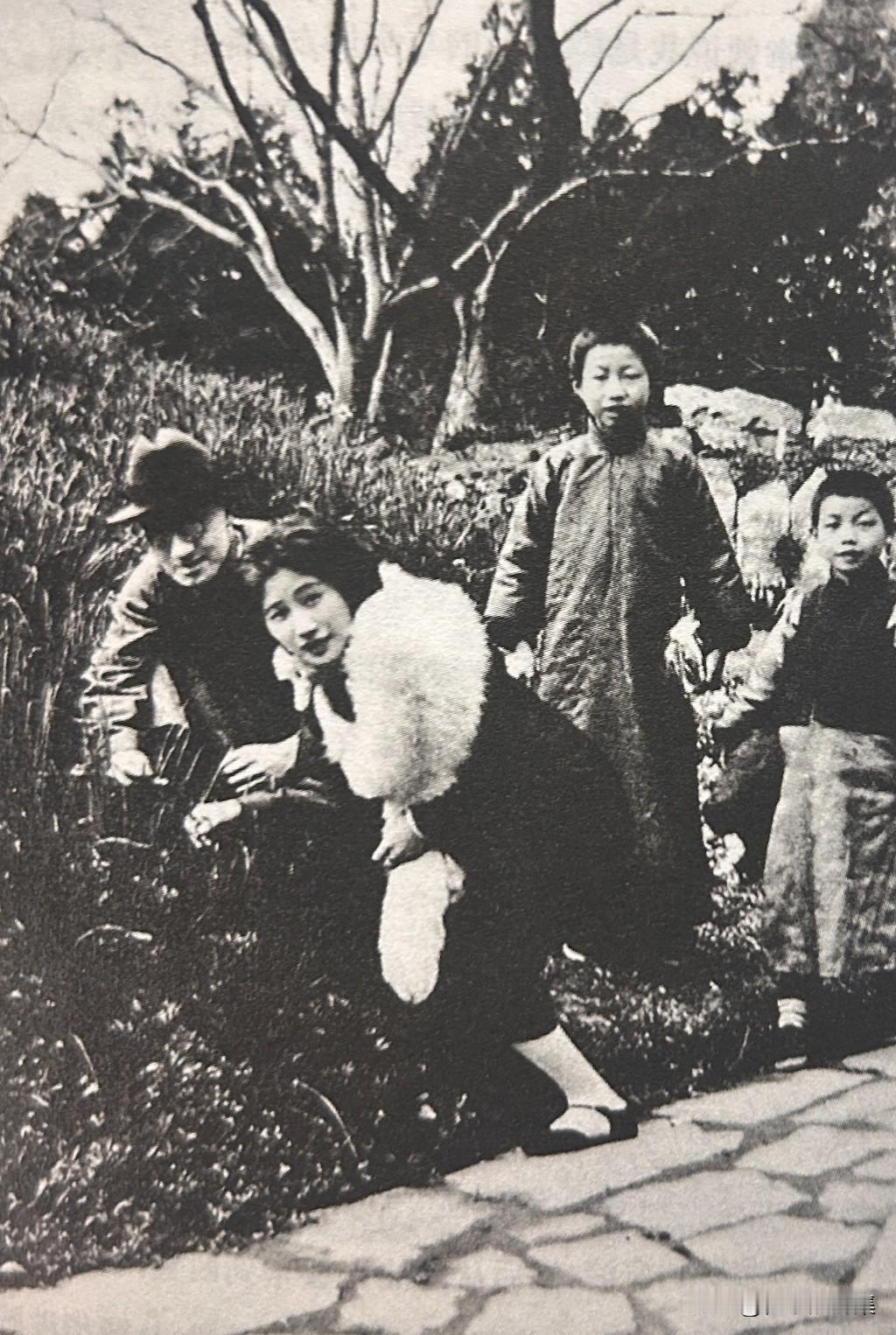 陆小曼1926年与徐志摩结婚。图为徐志摩与陆小曼在中山公园游玩的老照片。徐志摩是