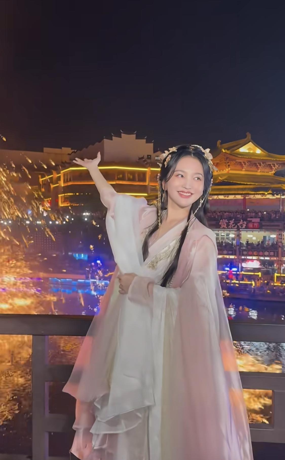 金莎在太湖古镇商演，古镇的门票60元。金莎商演唱三首歌的价格是15-30万元，