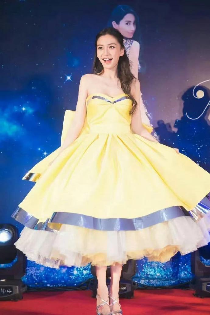 天呐，杨颖这鞋子太高了吧？好危险​​​