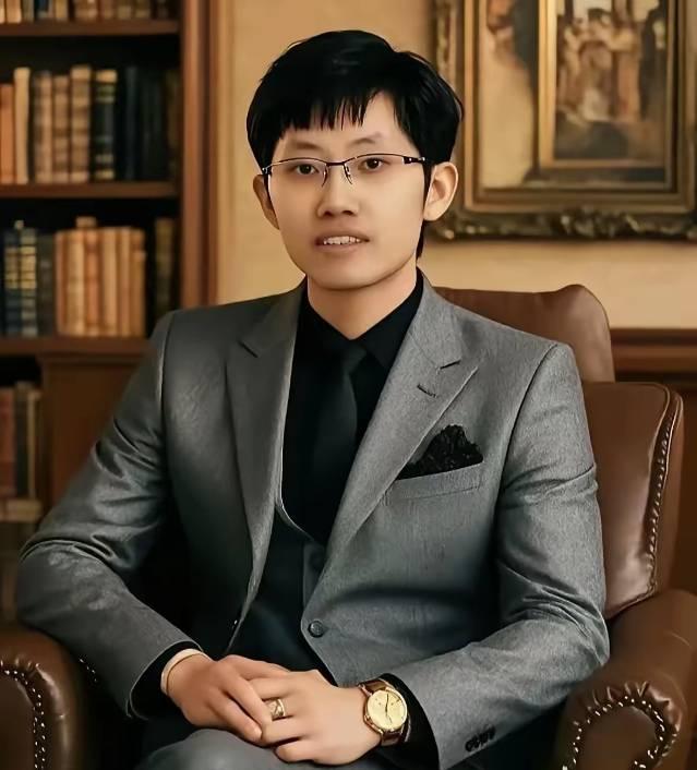 最近全网都在喊“抓住梁文锋”，散户们的愤怒已经压不住了！原来股市早就不是人跟人的