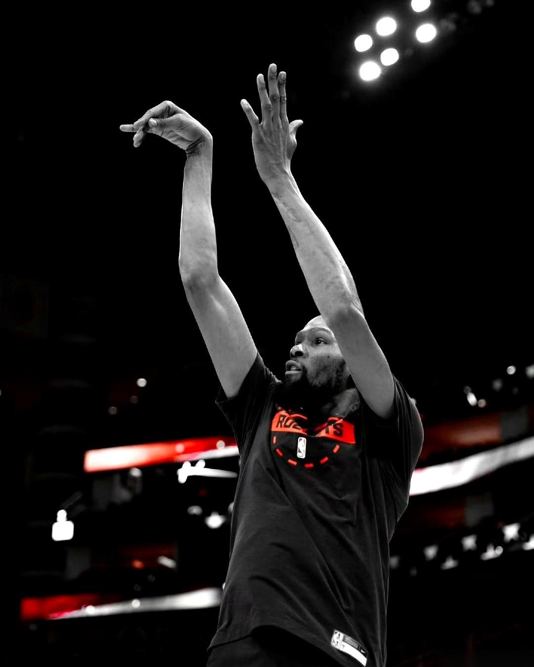 杜兰特拿球，没等对手贴上来，直接就是一记急停跳投。刷！篮网发出脆响。这个动作，