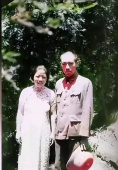 这是40岁的周恩来和34岁的邓颖超的真实样貌，都看看吧，俩人留下的同框照，甜蜜蜜