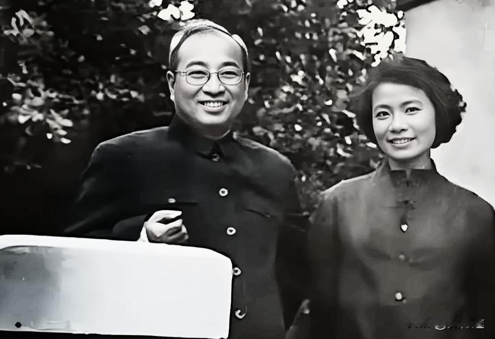 1960年，去世前的陈赓大将与聂荣臻29岁女儿聂力留影。1960年的一张黑