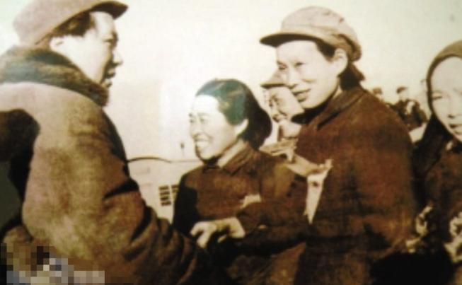 1949年毛主席接见妇女代表，见到一位后突然变脸：你竟然还活着？姐妹！ 1