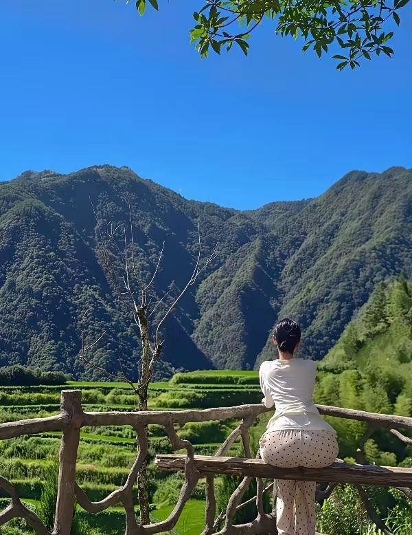 跟相爱的人旅游是一种享受，这种在山水和美景中的情感升华，相互包容和温柔呵护，是在