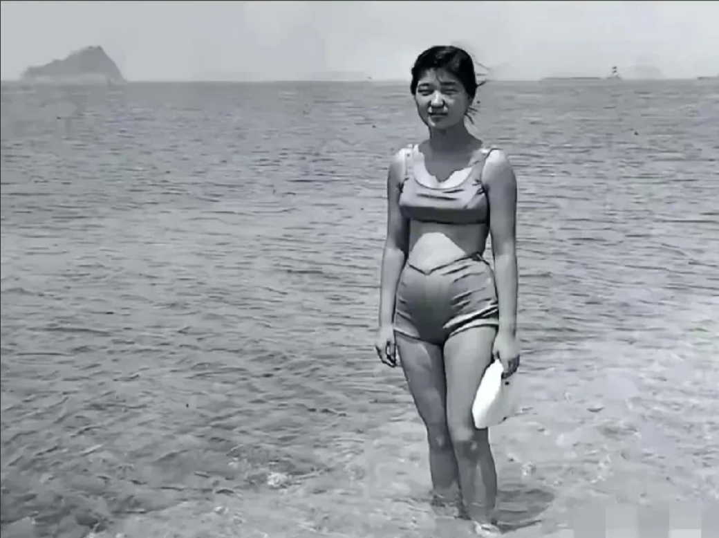 在1967年，一张15岁女孩在海边的照片受到了广泛关注。谁会想到，这个年纪轻轻的