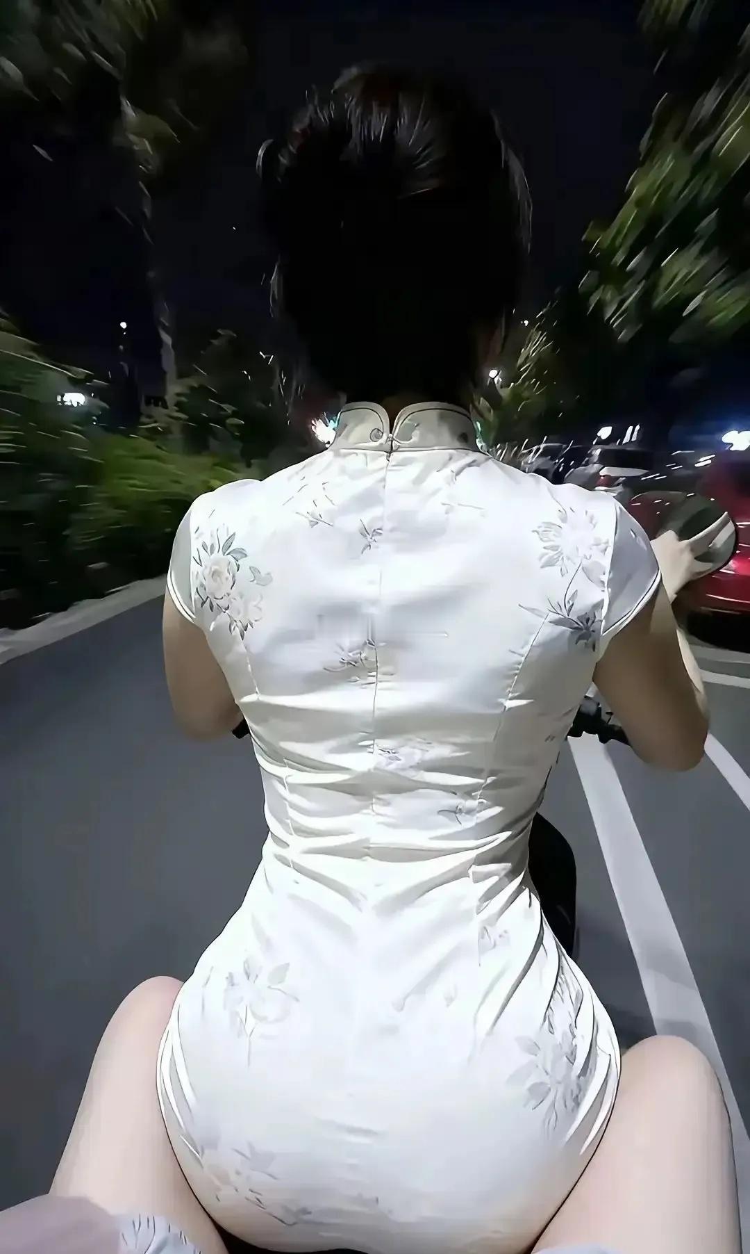 看背影猜猜是谁​​​