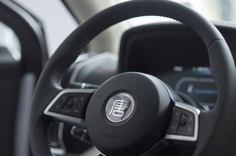 选汉兰达还是比亚迪全新唐DM，得看个人需求。汉兰达像“省心老伙计”，外观大气，2