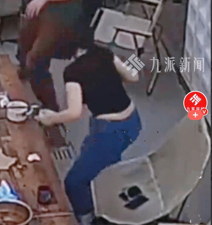 近日，陕西咸阳发生了一件又惊险又好笑的事……7名女子相约在院子里聚餐，围着铁锅炖