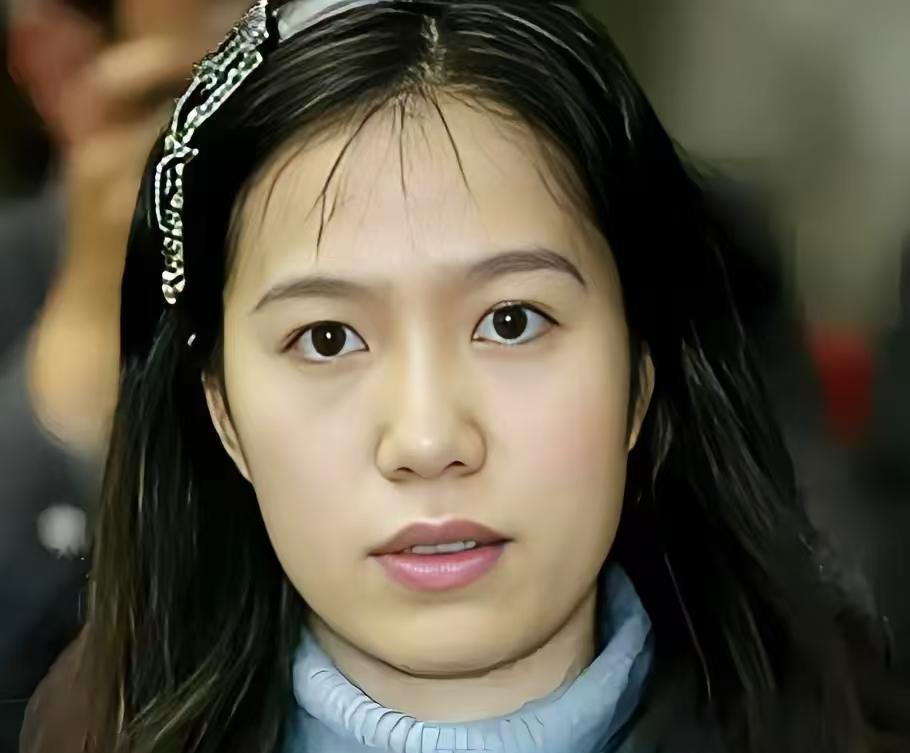 翁帆没住在豪宅里，她住的是清华园里一间有法律保障的终身居住权的房子，不是她的，但