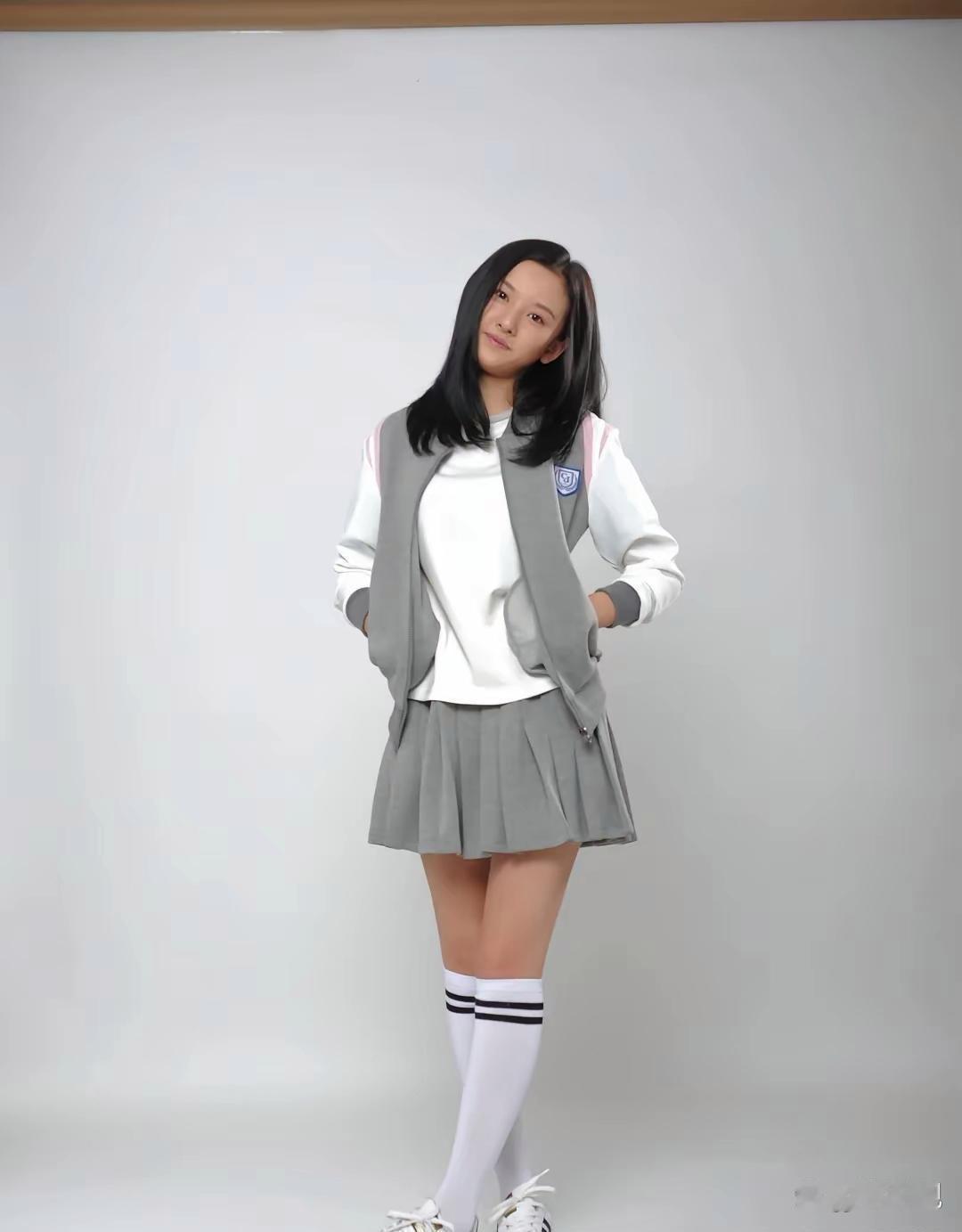 宋祖儿‎﻿早‍期棚拍原图，没精修，五‏‏官底子照样能‍扛镜⁠头。​​​