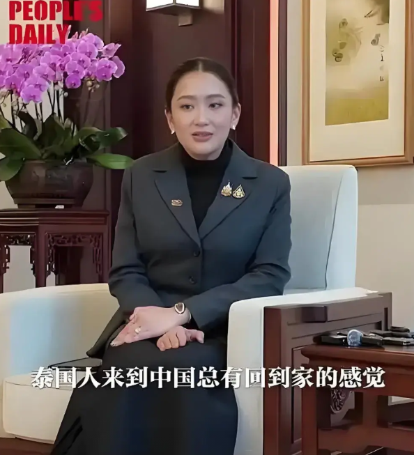 泰国总理佩通坦之所以在中国那么受欢迎，我想主要有三个原因：1、她不像一个政客，