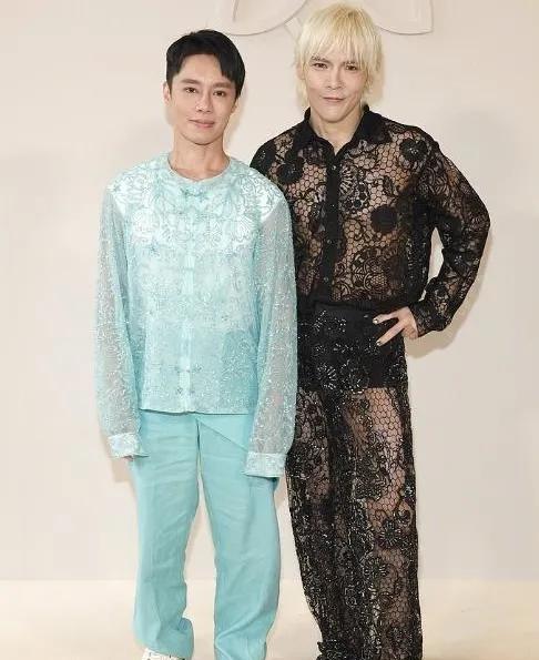 40岁的向佐金发+透视装亮相巴黎，80万高定装引爆巴黎高定周！他的高定之行无疑