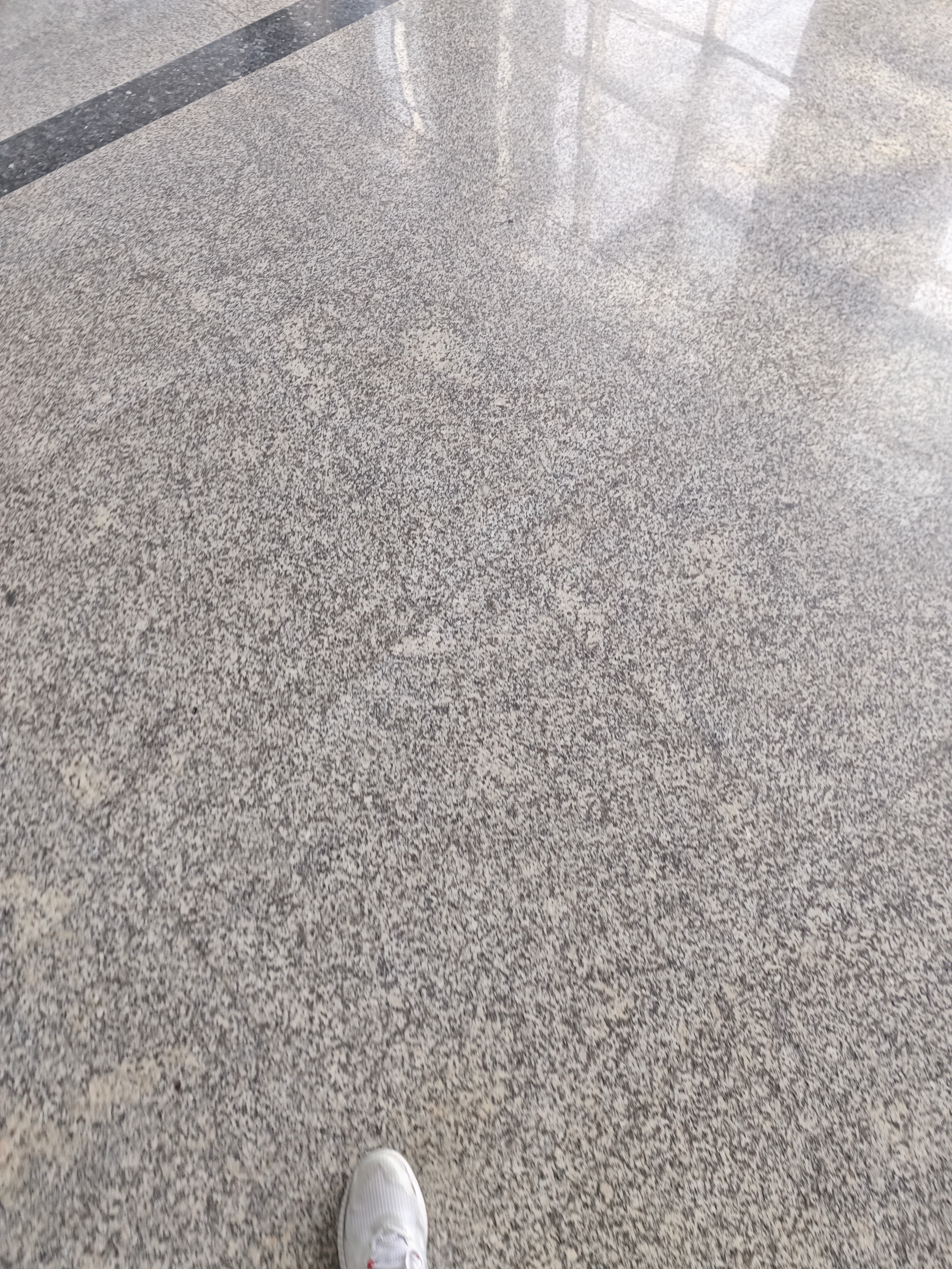 tb上点了个竹筒饭，难吃的要命，这会儿下楼，去找地方吃东西。我都想不到为什么竹